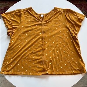 Old Navy Short Sleeve V-Neck Flutter Sleeve Top in Mustard with White Polka Dots